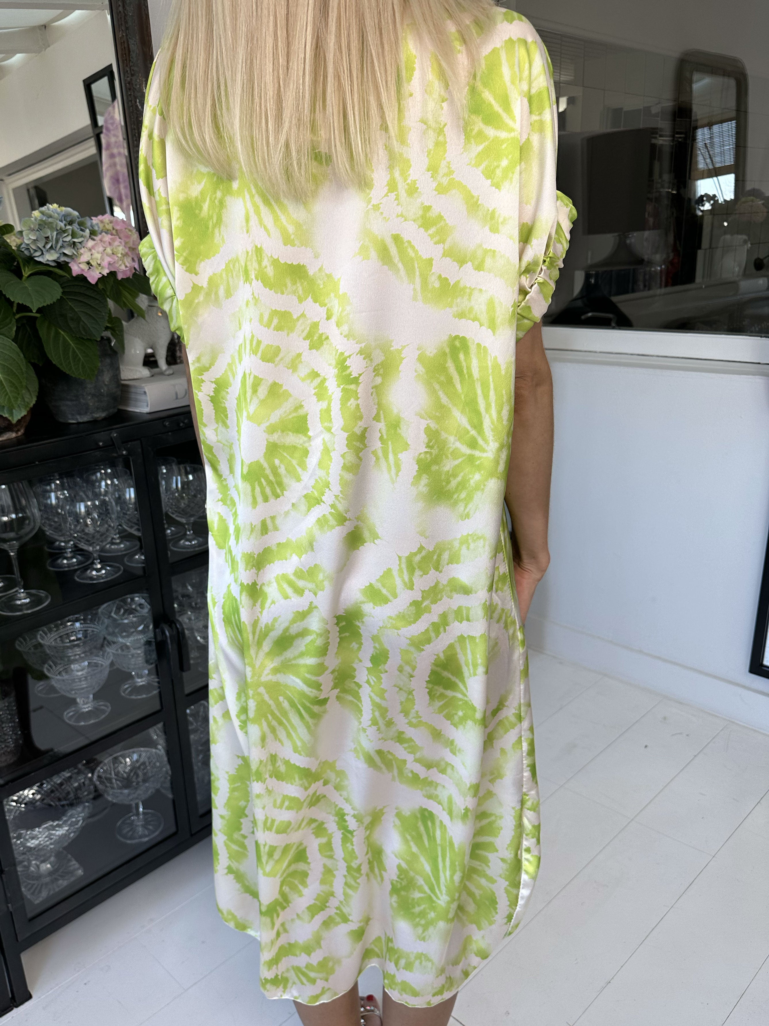 Erin - Skjortekjole med knapper og batikmønster